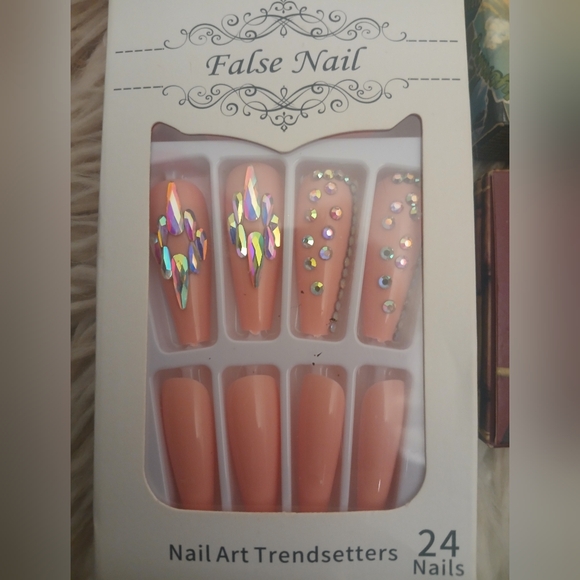 HUGE New NIB Make Up Press On False Nails Lashes And Face Serum FREE make Up Bag - Picture 7 of 13